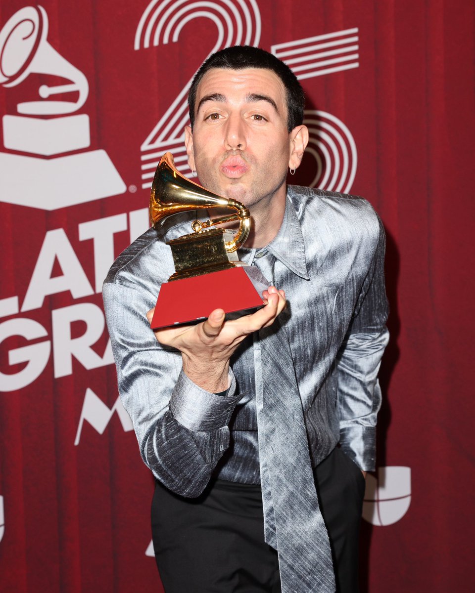 conociendorusia's tweet photo. Mi primer Grammy!!! Wowwwww
Estoy muy contento y agradecido por este reconocimiento tan grande. Que locura. Pasamos unos días buenísimos en Miami entre colegas festejando este encuentro tan especial que son los @LatinGRAMMYs https://t.co/JfggVBsSrN
