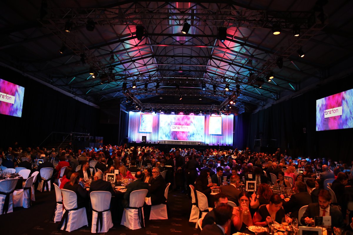 Como el resto de invitados, los asistentes del “XIII Encuentro Internacional de la Piedra” y los estudiantes de arquitectura del “Programa de promoción de la industria de la piedra natural y superficies innovadoras” disfrutan de la velada en los #PremiosMacael2024.
