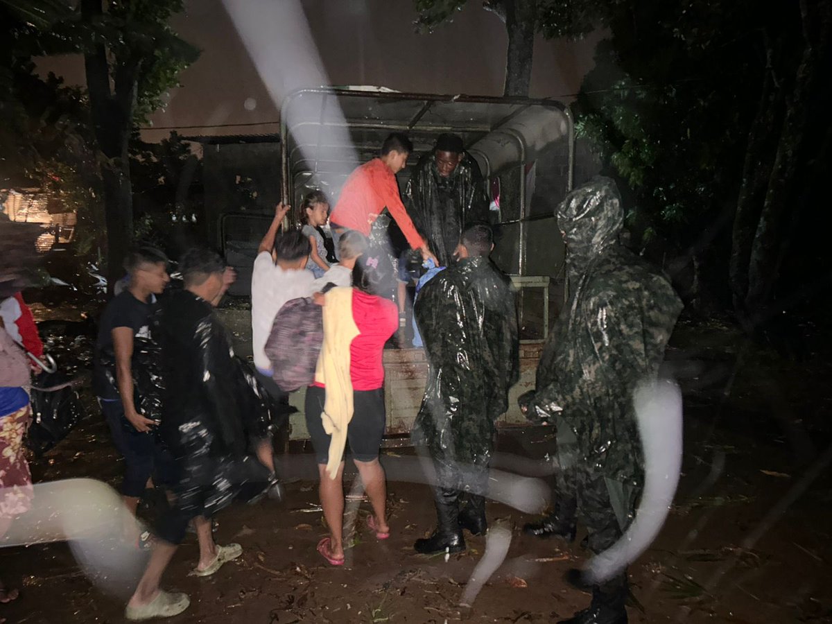 #NoticiasFAH || Tu #FuerzaAereaHN a través de la Base Aérea “Coronel Héctor Caraccioli Moncada” #HCM apoya a pobladores de la Colonia López Bonito ubicada en la La Ceiba, Atlántida, donde además se asistió remolcando un carro atascado, esto debido a las torrenciales lluvias de la