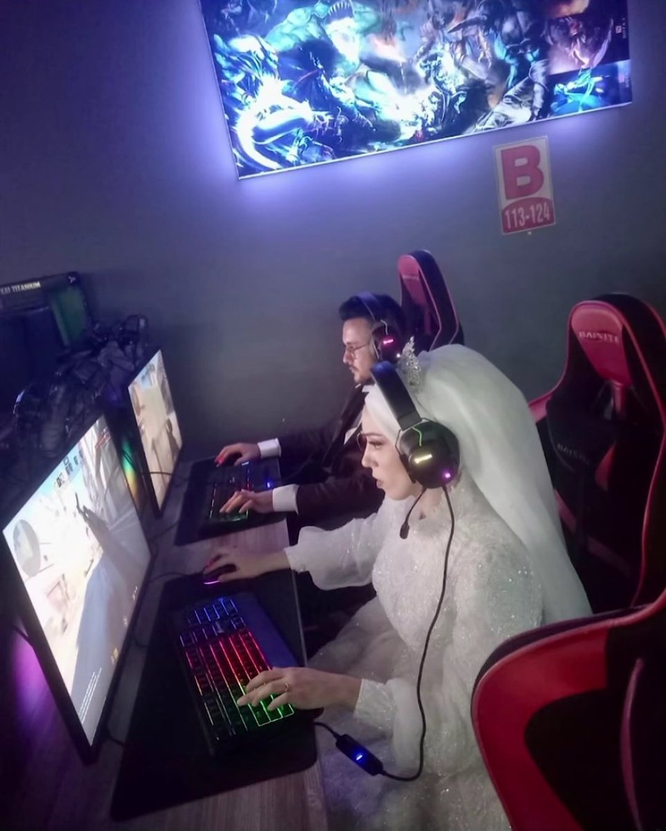 Twitch Retweet tweet media