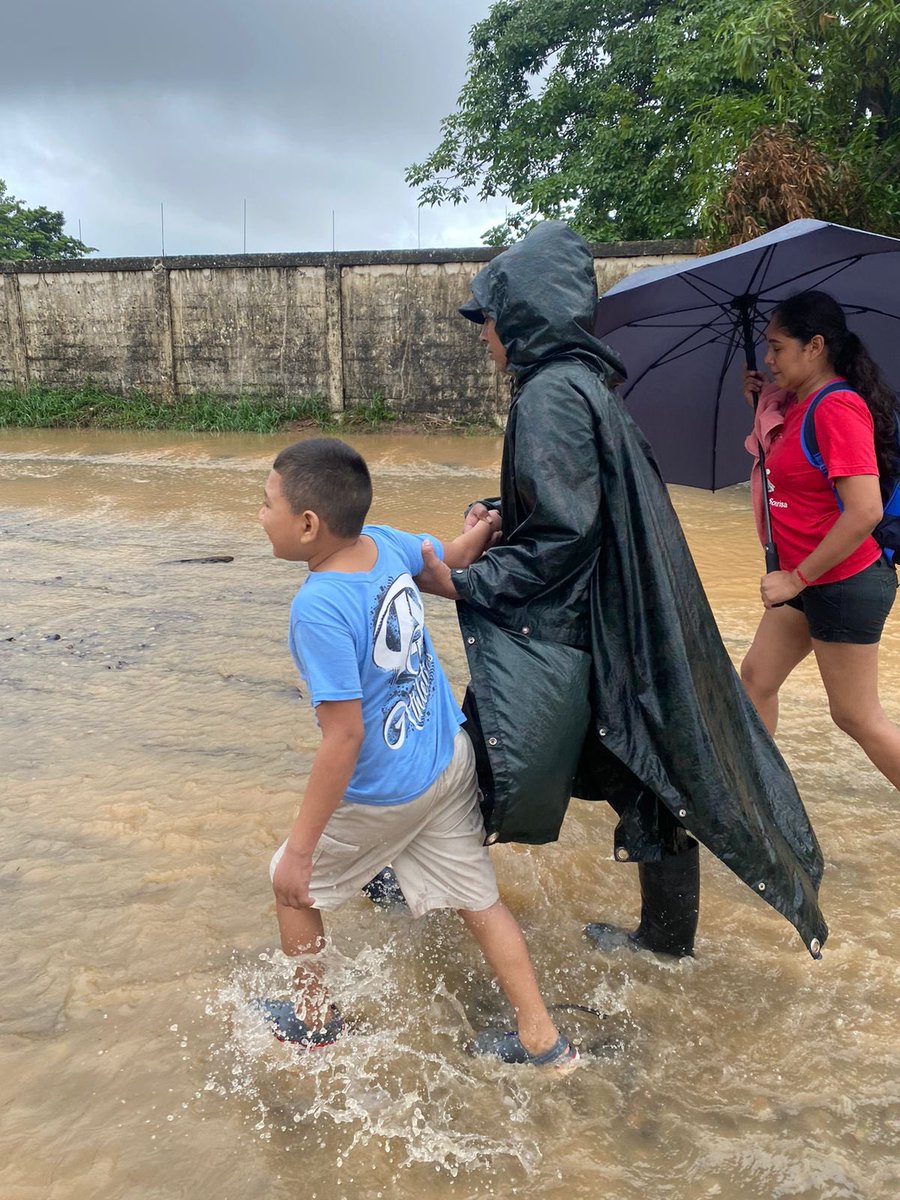 #NoticiasFAH || Tu #FuerzaAereaHN a través de la Base Aérea “Coronel Héctor Caraccioli Moncada” #HCM apoya a pobladores de la Colonia Villa Neem y la Colonia Pradera, ubicadas en La Ceiba, Atlántida, quienes se trasladaron hacia refugios de emergencia, esto debido a las