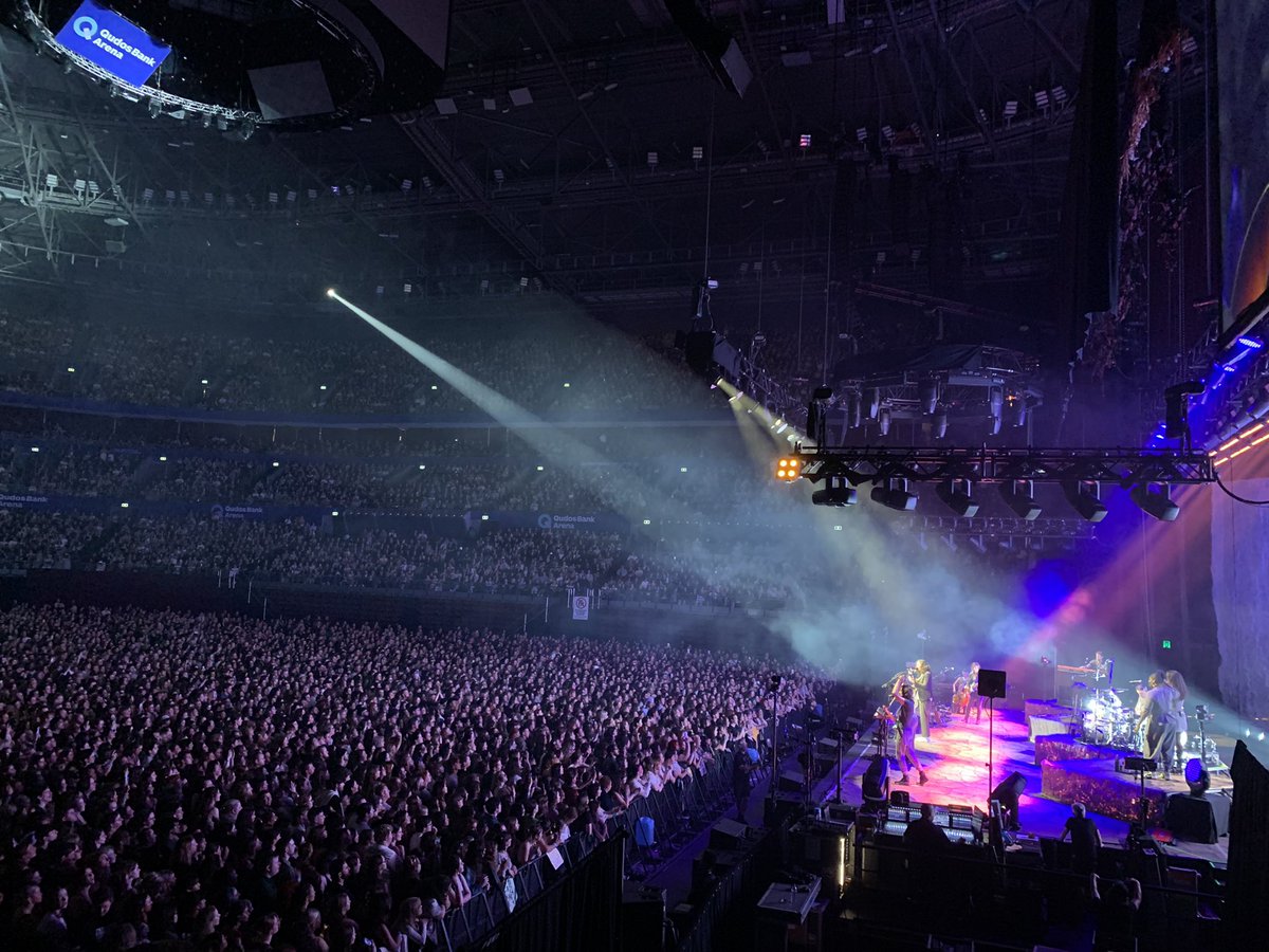 bekkadel's tweet photo. @Hozier brilliant night last night as always … thank you and all your crew 🙏🏽❤️ https://t.co/noLVpJxnD5