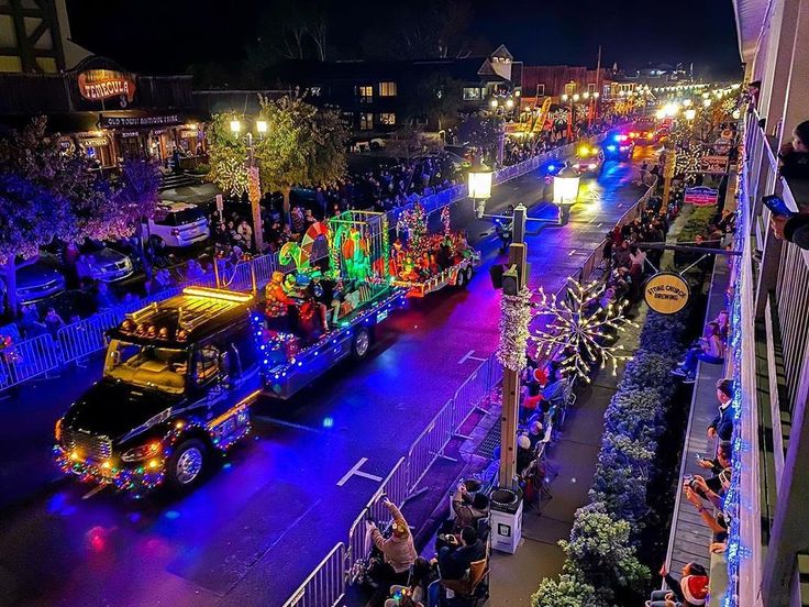 The Holiday Season is almost here, and it’s time for Santa's Electric Light Parade on Friday, December 6th!  🎅🎄 The magic begins at 7 PM sharp! 

 #TemeculaHolidays #SantaParade #FamilyFun #oldTownTemecula #VisitTemecula