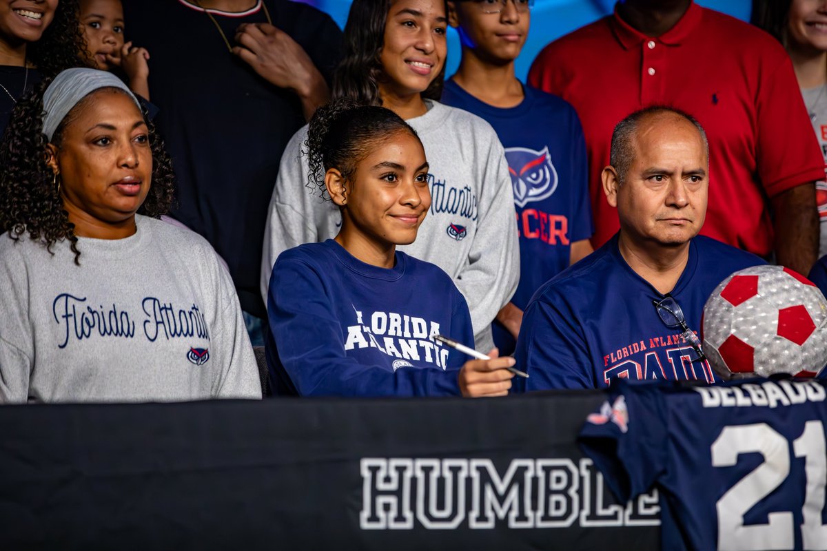 📸: Nothing better than dreams coming true by putting pen to paper!! #SigningDay #ShineOn