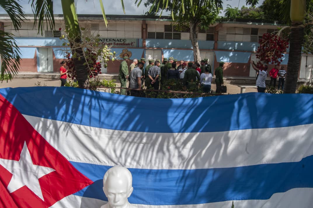 AnabelRamrezLp2's tweet photo. El presidente de la República de #Cuba @DiazCanelB y @DrRobertoMOjeda llegaron a Pilón, municipios de Granma afectado por el sismos del pasado 10 de noviembre, dialogaron con el pueblo. #DePieYCombatiendo #PorCiroRedondoTodo #LatirAvileño  @JHGcasanova @NexyVelizNaranj https://t.co/g3WlQpNc0q