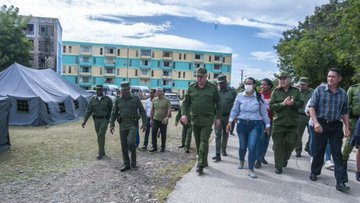 AnabelRamrezLp2's tweet photo. El presidente de la República de #Cuba @DiazCanelB y @DrRobertoMOjeda llegaron a Pilón, municipios de Granma afectado por el sismos del pasado 10 de noviembre, dialogaron con el pueblo. #DePieYCombatiendo #PorCiroRedondoTodo #LatirAvileño  @JHGcasanova @NexyVelizNaranj https://t.co/g3WlQpNc0q