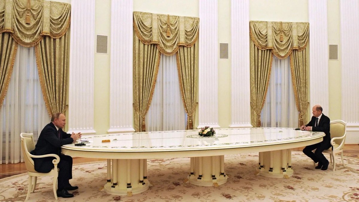 In 2021, world leaders spent the whole year talking to putin. Flying to Moscow, calling him up. Making promises. Sitting at the world’s longest table. Begging him.

What we got as a result was Europe’s worst war since 1945.

Remember it when calling him again.

#StandWithUkraine