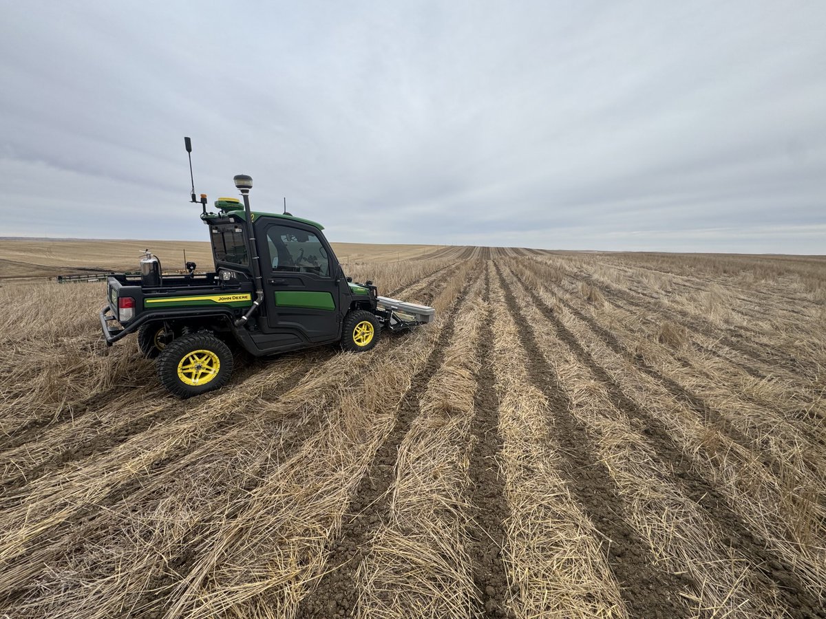 travismesser81's tweet photo. Gotta love those #strip-till zones into @ShelbourneReyno stubble! @MidwesternBioAg #TerraNu Hi P blend along with some #TerrNu K+ going down VRT today. @PlainsGrain #PrecisionMaXX https://t.co/pjhEZGGY4w