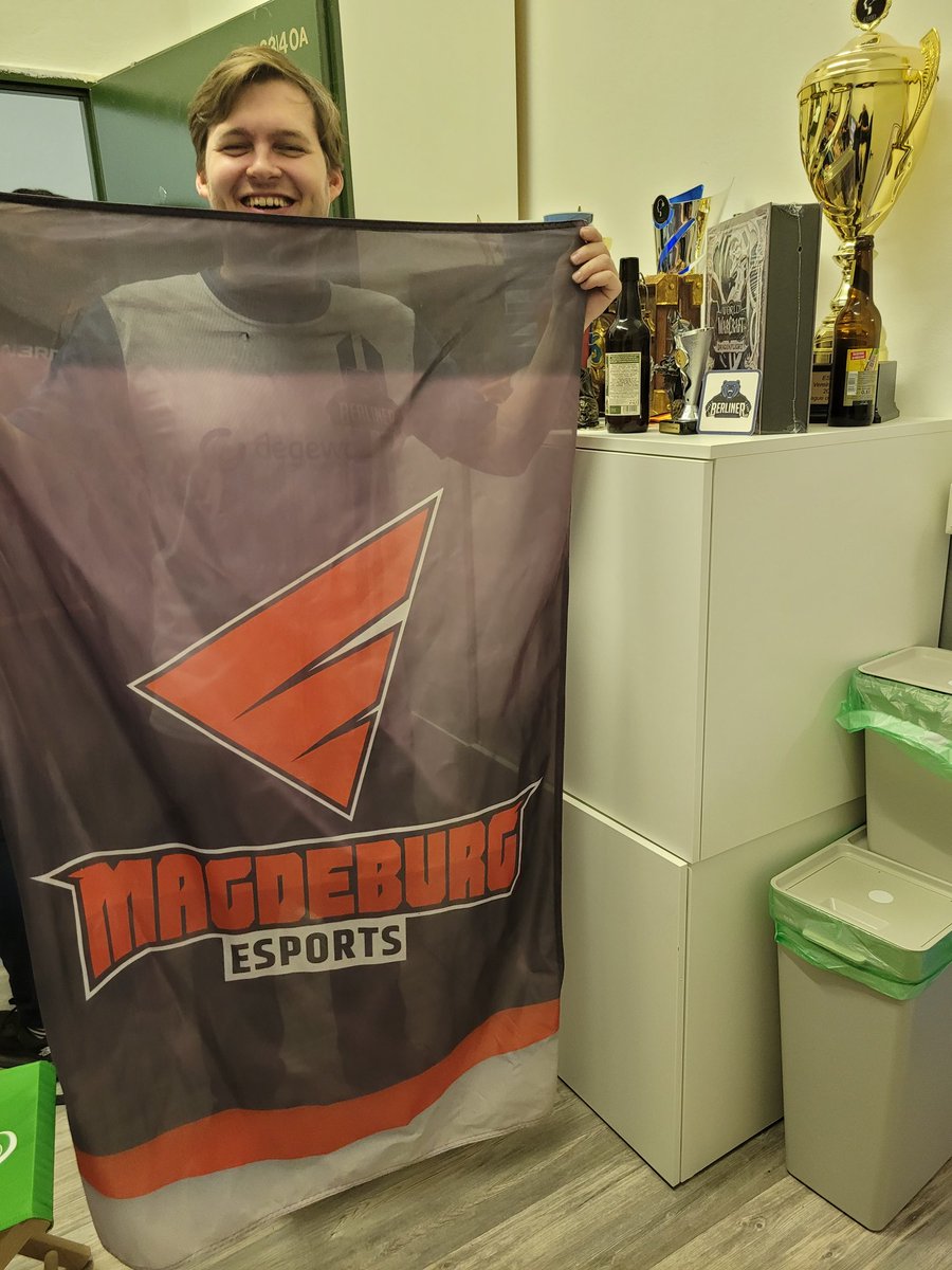 Martin Müller (@oroaranion) on Twitter photo Vielen Dank für den schönen Abend <a href="/berlinesports/">1. Berliner eSport-Club</a> & <a href="/LeipzigeSports/">Leipzig eSports e.V.</a>!
Unsere Flagge geht nun auf Reisen und wir sehen uns alle am 06.12. in Leipzig! 🥰
Danke auch <a href="/D_S_E_E/">Deutsche Stiftung für Engagement und Ehrenamt</a> für die Förderung, die unser kleines Projekt ermöglicht hat! Vielen Dank für den schönen Abend <a href="/berlinesports/">1. Berliner eSport-Club</a> & <a href="/LeipzigeSports/">Leipzig eSports e.V.</a>!
Unsere Flagge geht nun auf Reisen und wir sehen uns alle am 06.12. in Leipzig! 🥰
Danke auch <a href="/D_S_E_E/">Deutsche Stiftung für Engagement und Ehrenamt</a> für die Förderung, die unser kleines Projekt ermöglicht hat!