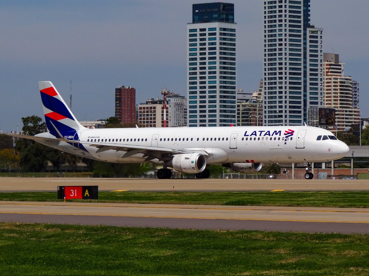 rama_spotter's tweet photo. 🇨🇱 A321 de Latam por despegar. ↔️ Y deslizá para ver más.
✈️ Airbus A321-200. CC-BEH
👨🏻✈️ Latam. @LATAMAirlines
📍Aeroparque (AEP)
🌎 Buenos Aires, Argentina. 🇦🇷
Instagram: rama_spotter
#Airbus #AirbusA321 #LatamChile #OneWorld https://t.co/aJfN20oRjz