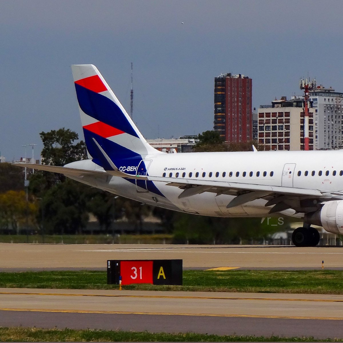 rama_spotter's tweet photo. 🇨🇱 A321 de Latam por despegar. ↔️ Y deslizá para ver más.
✈️ Airbus A321-200. CC-BEH
👨🏻✈️ Latam. @LATAMAirlines
📍Aeroparque (AEP)
🌎 Buenos Aires, Argentina. 🇦🇷
Instagram: rama_spotter
#Airbus #AirbusA321 #LatamChile #OneWorld https://t.co/aJfN20oRjz