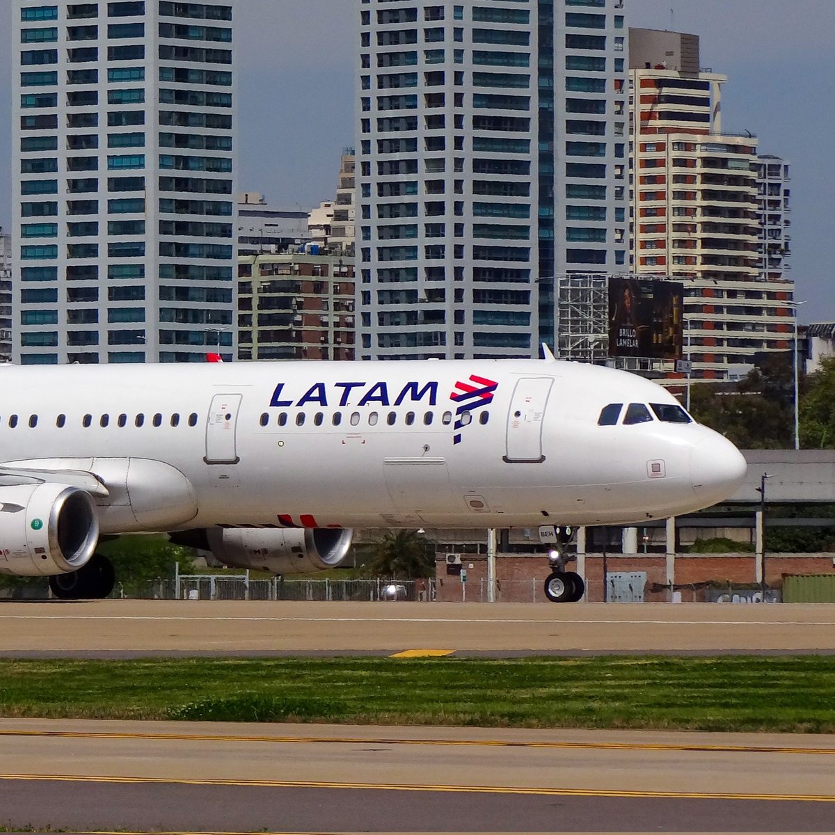 rama_spotter's tweet photo. 🇨🇱 A321 de Latam por despegar. ↔️ Y deslizá para ver más.
✈️ Airbus A321-200. CC-BEH
👨🏻✈️ Latam. @LATAMAirlines
📍Aeroparque (AEP)
🌎 Buenos Aires, Argentina. 🇦🇷
Instagram: rama_spotter
#Airbus #AirbusA321 #LatamChile #OneWorld https://t.co/aJfN20oRjz