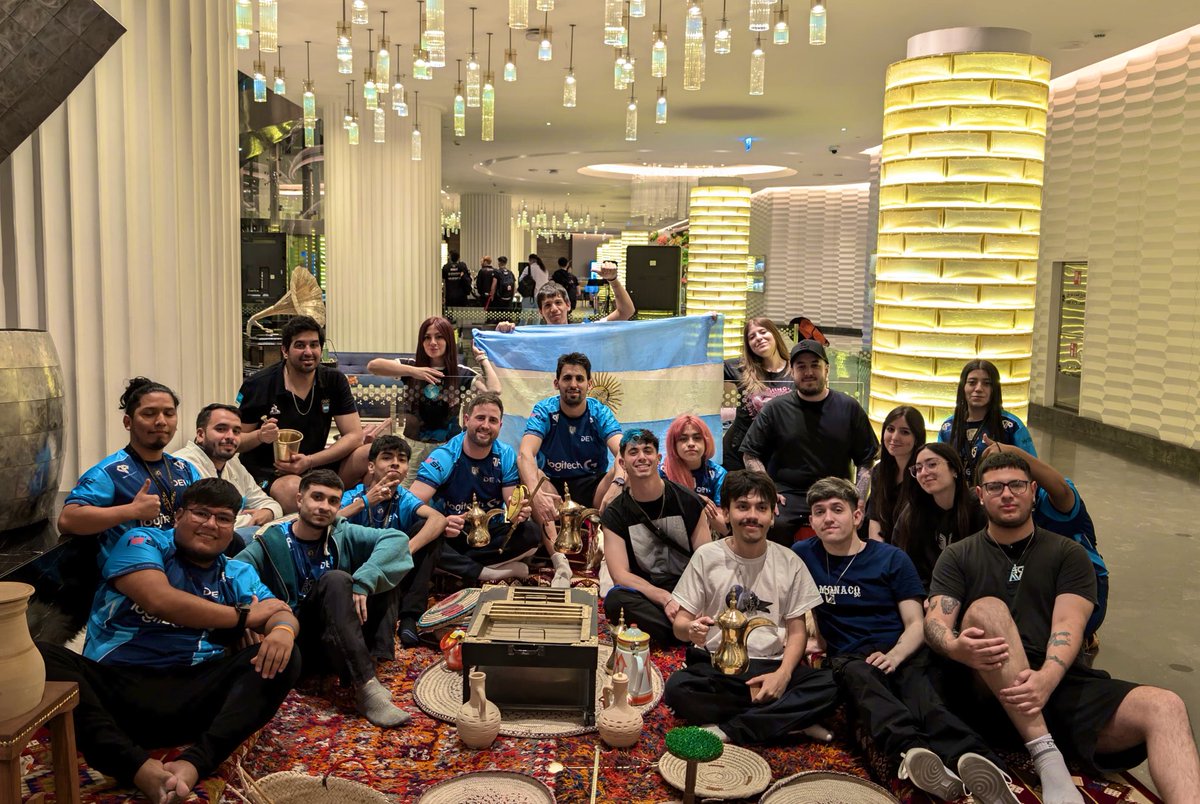 devaesportsarg's tweet image. 🌟Les compartimos una increíble imagen desde Arabia, donde nos acompañan algunos de nuestros talentosos competidores en el Internacional de la #IESF! 🌍✈️ 

 ¡La emoción está en el aire! ❤️‍🔥

#IESF #Arabia #BellezaGlobal #WEC24