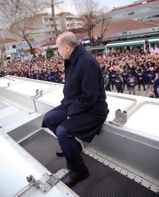 KumandanRte's tweet photo. Çok İyi Bakın Bu Fotoğrafa‼️
Eğerki Yüreğinizde Fırtınalar Kopmuyorsa,
İnsanlık Değerlerinizi Bir Ölçtürün Derim‼️
Yaş Olmuş 70
Kışta Kıyamette
Bu Adamın Derdi Ne Düşündünüz mü⁉️
Söyleyim...
DERDİ MİLLET DERDi ÜMMET
Paraya mı ihtiyacı var? Hayır! Makama mi ihtiyaçı var? Hayır!
Güce mi ihtiyacı var? Tabiki hayır! Gelmiş 70 yaşına! Dünyanın hangi ülkesine gitse, krallar gibi ömür sürer...
Sabahı akşamı belli değil, günlük 3-4 saat uyku ile
ayakta duruyor!
Peki neden bir insanın dayanamayacağı bunca eziyet?
Neden bu kadar zahmet?
Bir baba nasıl ki evladını bataklıktan kurtarmak için mücadele ediyorsa, bu ADAM gibi ADAM da MÜSLÜMAN Türk Milletimize yüz yıllık(100 yıllık) bir esaretten kurtarmak için mücadele ediyor..
Onca ihanetiniz, onca nankörlüğünüze rağmen..
Cümleten Hayırlı Geceler

#Adamınizindeyiz 🇹🇷 “Vakit tamamdır, söz konusu vatandır.” Abdullah Gül Osman Gökçek Dolar  #MikeTyson Gece 4 Hakan Fidan
