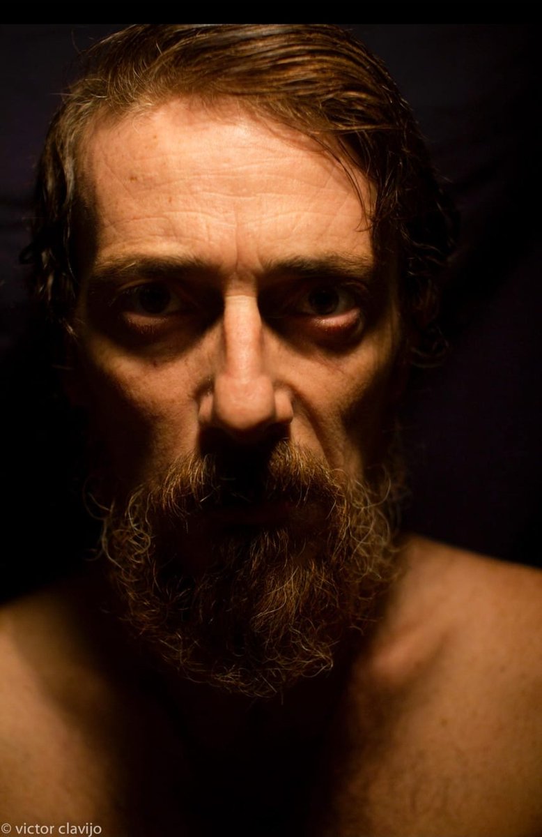VctorClavijo's tweet photo. #LaEspera en @Filmin
Para preparar el personaje perdí unos 8 kilos. La gente de campo en los 70 era enjuta. Pero la delgadez ayudaba también al proceso d descomposición física y psicológica del personaje,.a contar su calvario
También me dejé las uñas y la barba durante 4 meses https://t.co/qeDm8CwDt9