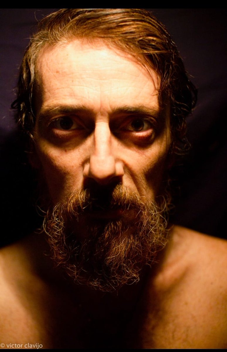 VctorClavijo's tweet photo. #LaEspera en @Filmin
Para preparar el personaje perdí unos 8 kilos. La gente de campo en los 70 era enjuta. Pero la delgadez ayudaba también al proceso d descomposición física y psicológica del personaje,.a contar su calvario
También me dejé las uñas y la barba durante 4 meses https://t.co/qeDm8CwDt9