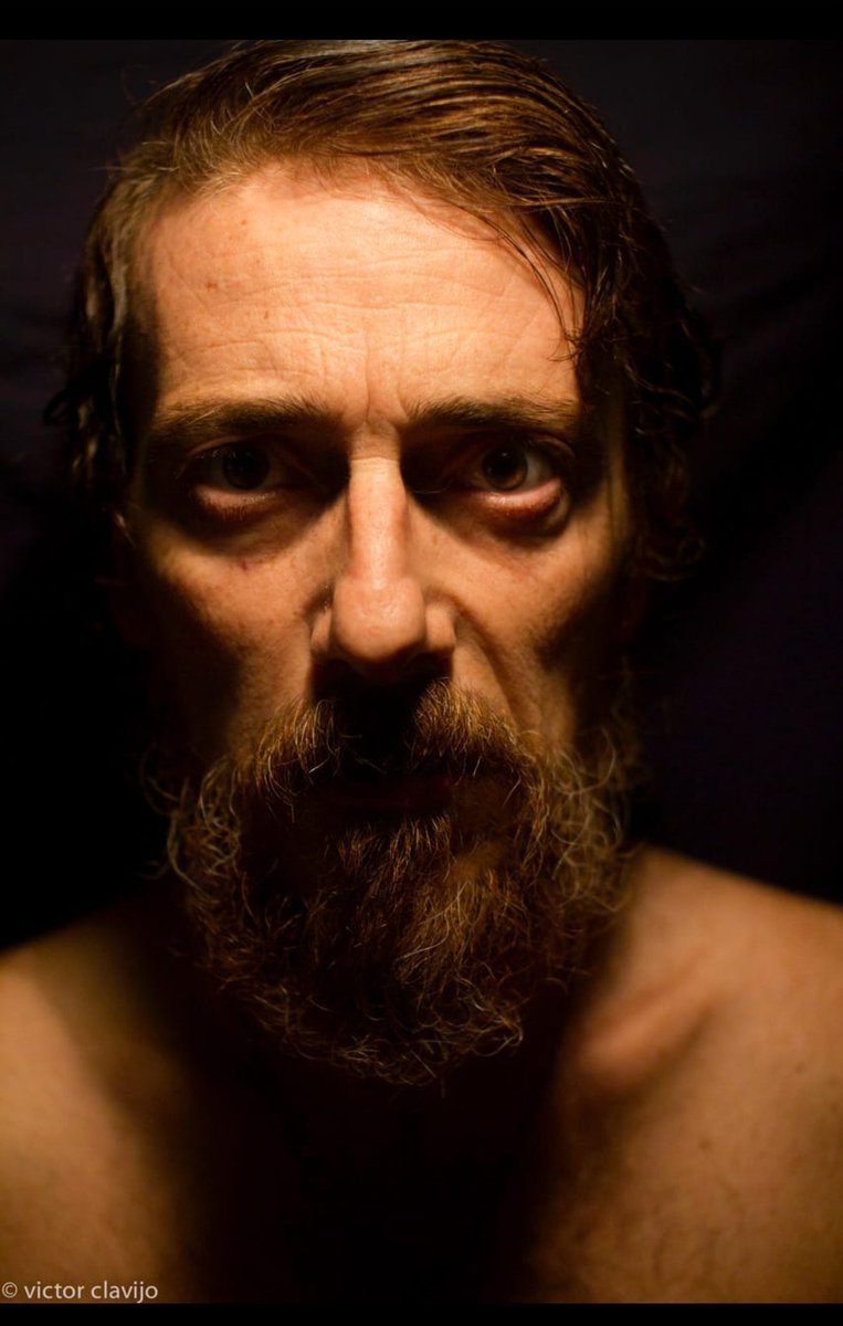 VctorClavijo's tweet photo. #LaEspera en @Filmin
Para preparar el personaje perdí unos 8 kilos. La gente de campo en los 70 era enjuta. Pero la delgadez ayudaba también al proceso d descomposición física y psicológica del personaje,.a contar su calvario
También me dejé las uñas y la barba durante 4 meses https://t.co/qeDm8CwDt9