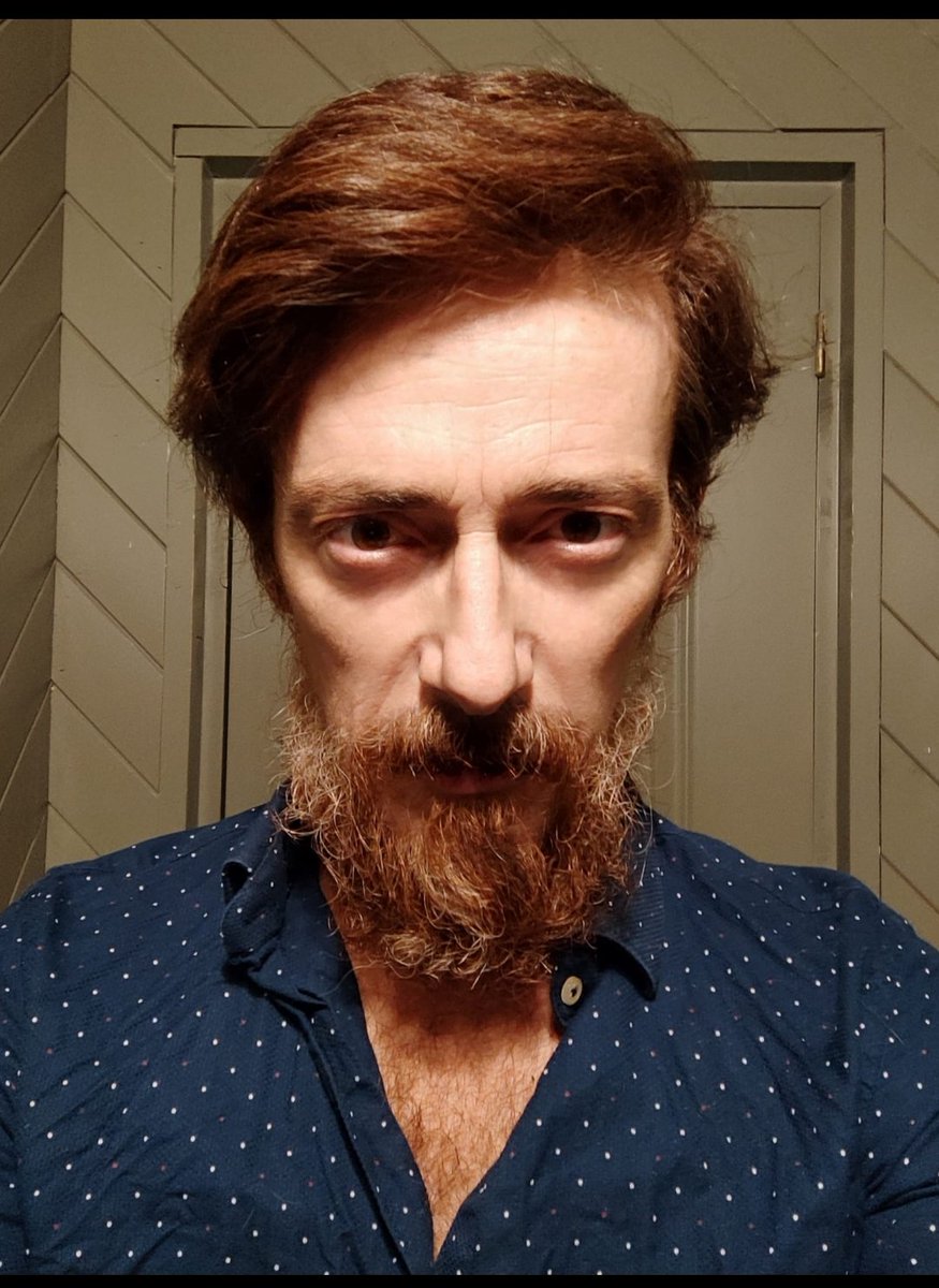 VctorClavijo's tweet photo. #LaEspera en @Filmin
Para preparar el personaje perdí unos 8 kilos. La gente de campo en los 70 era enjuta. Pero la delgadez ayudaba también al proceso d descomposición física y psicológica del personaje,.a contar su calvario
También me dejé las uñas y la barba durante 4 meses https://t.co/qeDm8CwDt9