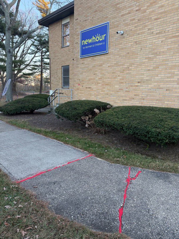NewHourNY's tweet image. As of today, there are 50 million+ people worldwide that are directly-impacted by human trafficking. Join our efforts &amp;amp; take part in raising awareness issue ! Join this action by filling sidewalk cracks with red sand be sure to take photos/videos &amp;amp; share using #RedSandProject.