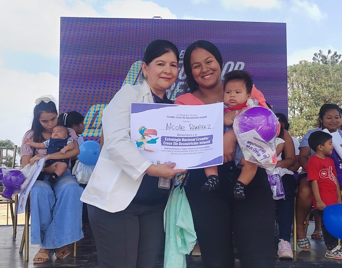 Salud_Guayas's tweet photo. Nuestra coordinadora Zonal (S), Marcia Sánchez, participó en las Brigadas y Caminata por #LaNuevaInfancia de @InfanciaEc en #Durán.

También entregó certificados a niños👧🧒que cumplieron el paquete priorizado de los 1⃣0⃣0⃣0⃣ días para prever la #DesnutriciónCrónicaInfantil https://t.co/Dgty27xKVL