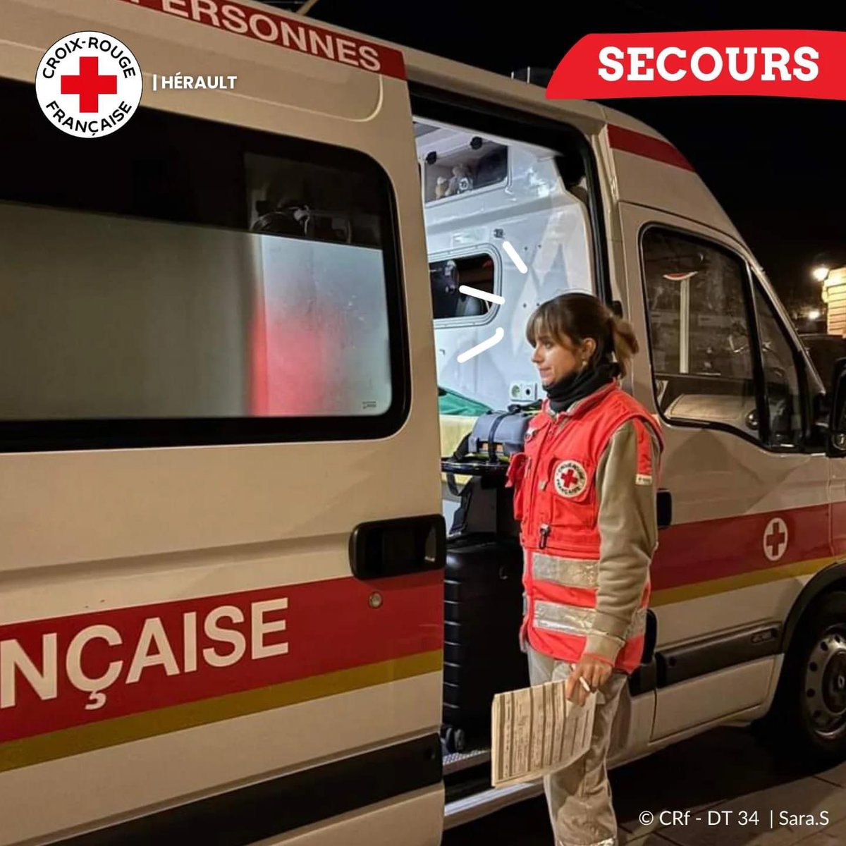 CroixRouge34's tweet photo. #EnDirect : 🎇 Jours 2 de #montpelliercoeurdevillenlumieres :  40 volontaires sont déployés sur le centre ville de @montpellier_. 

👉 L’ensemble du dispositif est coordonné par un PC inter-services regroupant @PMMontpellier, @armeedeterre, @PompiersHerault &amp; @TaMVoyages. https://t.co/S7PY5GZ14F