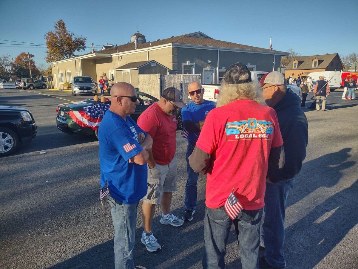 MidAmCarpenters's tweet image. Union Carpenters were loud and proud supporting our servicemen &amp;amp; women at the Veteran's Day Parade in Edwardsville Illinois. #Local664 marched to honor our veterans with our enormous 30 person flag. Thank you Brothers &amp;amp; Sisters for march and showing your support!
#UnionProud