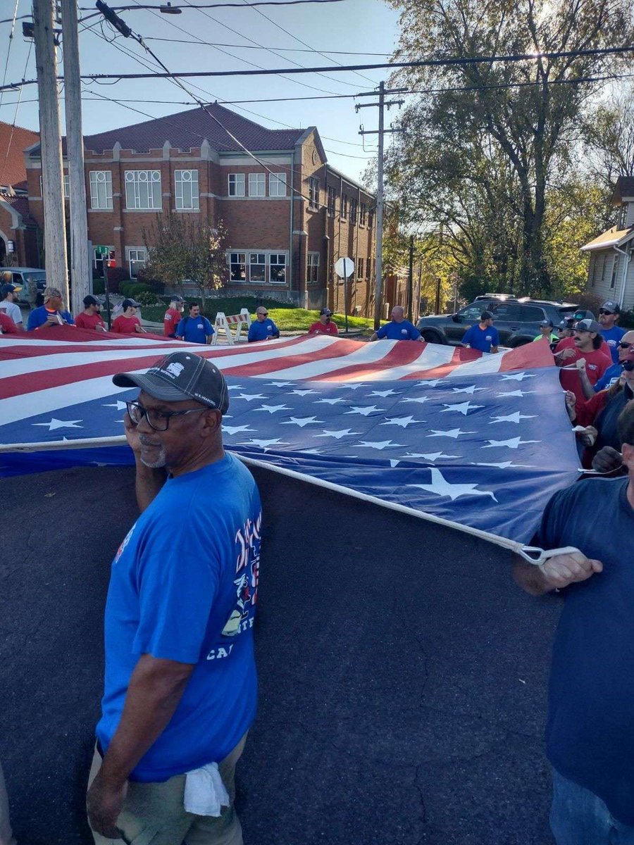 MidAmCarpenters's tweet image. Union Carpenters were loud and proud supporting our servicemen &amp;amp; women at the Veteran's Day Parade in Edwardsville Illinois. #Local664 marched to honor our veterans with our enormous 30 person flag. Thank you Brothers &amp;amp; Sisters for march and showing your support!
#UnionProud
