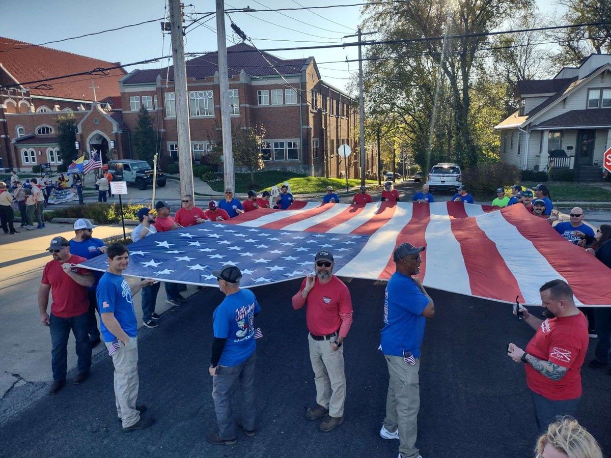 MidAmCarpenters's tweet image. Union Carpenters were loud and proud supporting our servicemen &amp;amp; women at the Veteran's Day Parade in Edwardsville Illinois. #Local664 marched to honor our veterans with our enormous 30 person flag. Thank you Brothers &amp;amp; Sisters for march and showing your support!
#UnionProud