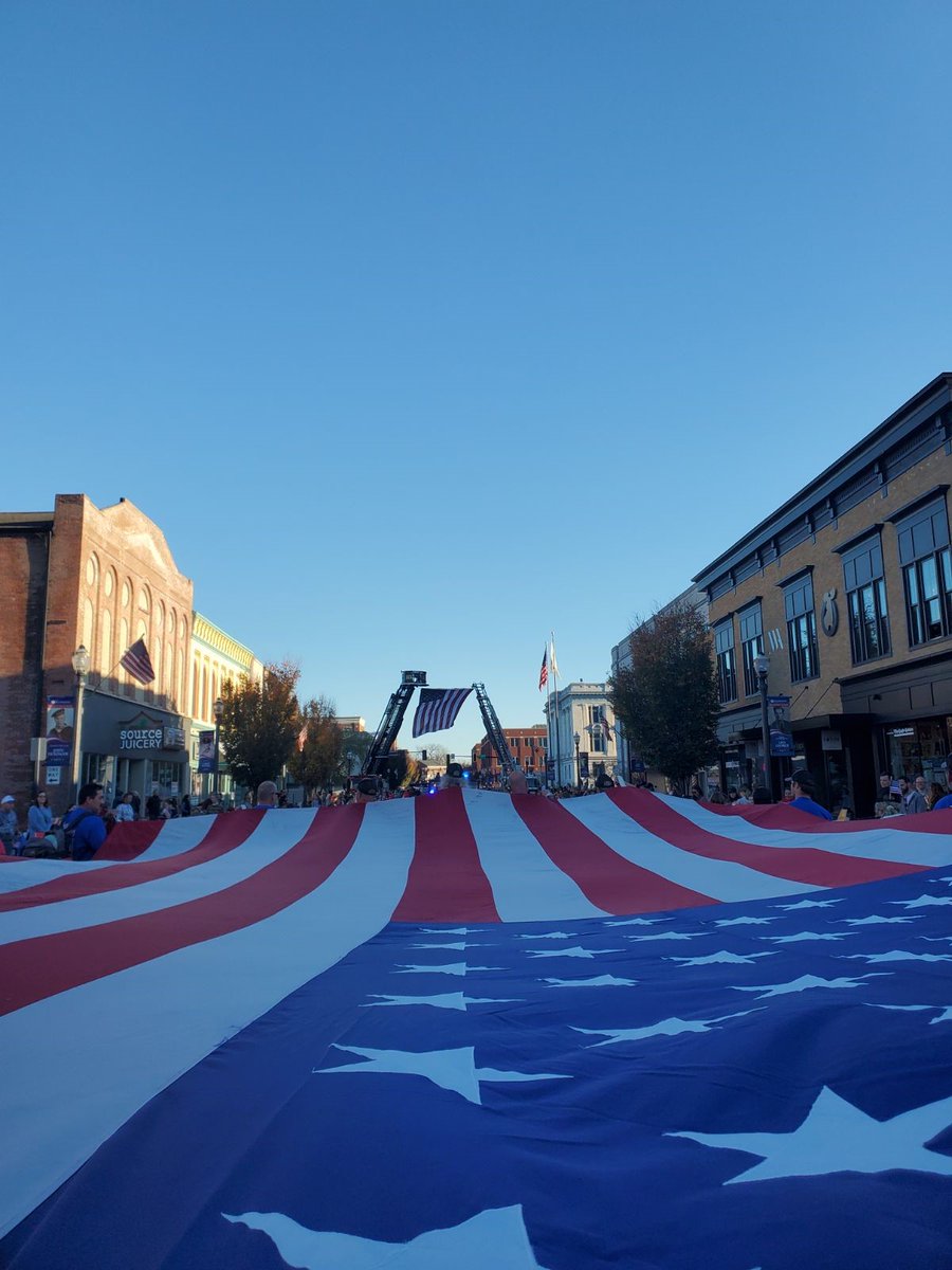 MidAmCarpenters's tweet image. Union Carpenters were loud and proud supporting our servicemen &amp;amp; women at the Veteran's Day Parade in Edwardsville Illinois. #Local664 marched to honor our veterans with our enormous 30 person flag. Thank you Brothers &amp;amp; Sisters for march and showing your support!
#UnionProud