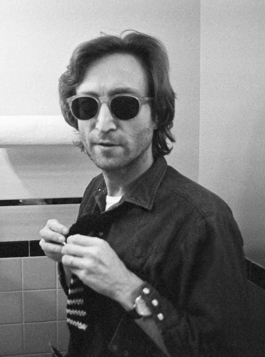 ModanosWatches's tweet photo. John Lennon’s rare Patek Philippe 2499 has finally returned to its rightful owner, Yoko Ono.

Gifted by Yoko to John on his 40th birthday,  just two months before his death, the watch bears a deeply personal inscription on the case back.

#JohnLennon #PatekPhilippe #TheBeatles https://t.co/fRPT7UDN6w