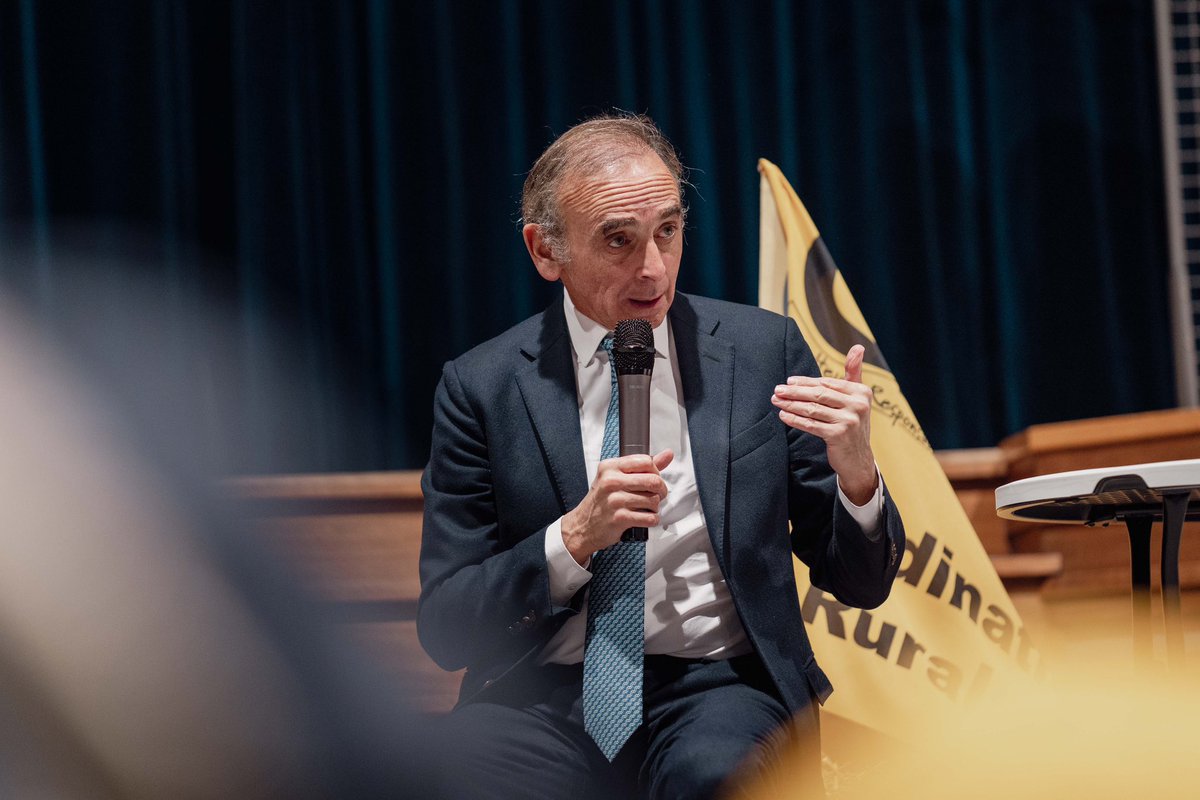 ZemmourEric's tweet photo. Depuis près d’un an, la colère paysanne ne redescend pas. Les multiples promesses des politiciens ne se sont jamais concrétisées.

Je suis ce soir aux côtés de 250 paysans dans le Tarn-et-Garonne. https://t.co/HoGbVvhXSp
