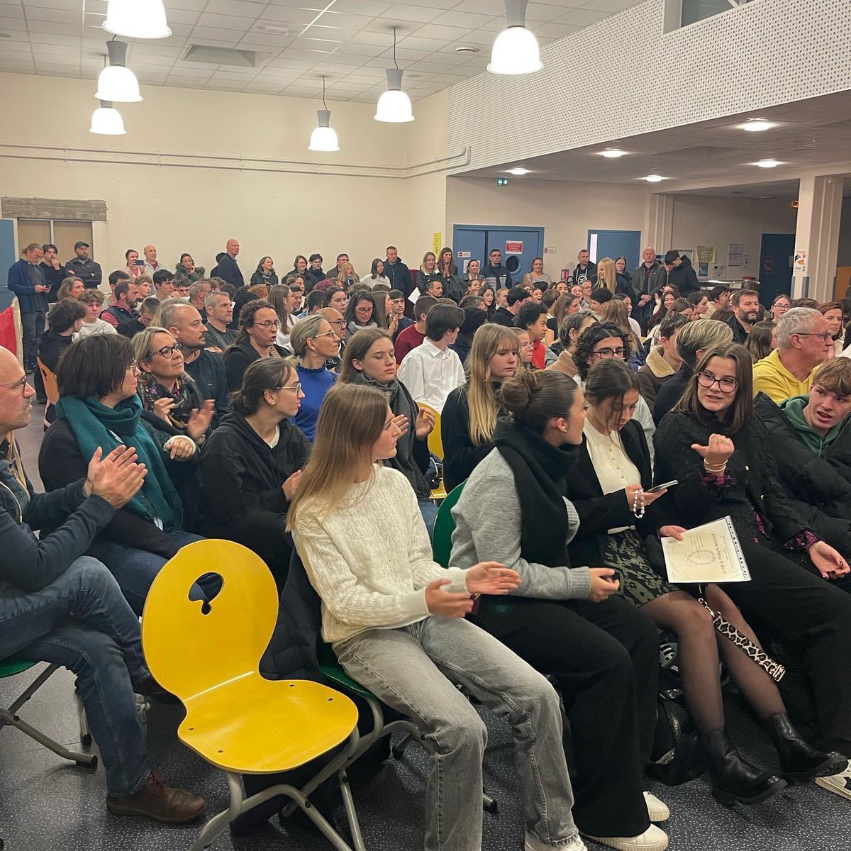 RonanLoas's tweet photo. 🎓 Félicitations aux diplômés du Brevet National au collège Charles de Gaulle ! Une belle soirée pour célébrer leur travail, leur persévérance et leur réussite. Bravo aux élèves et merci à l’équipe éducative pour leur engagement ! https://t.co/oC0LL3hw9o
