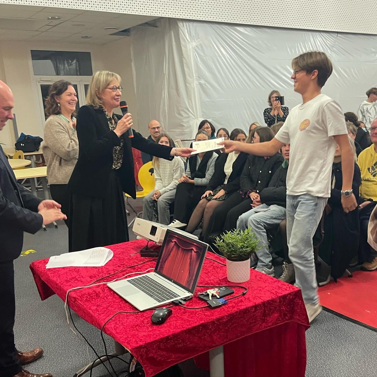 RonanLoas's tweet photo. 🎓 Félicitations aux diplômés du Brevet National au collège Charles de Gaulle ! Une belle soirée pour célébrer leur travail, leur persévérance et leur réussite. Bravo aux élèves et merci à l’équipe éducative pour leur engagement ! https://t.co/oC0LL3hw9o