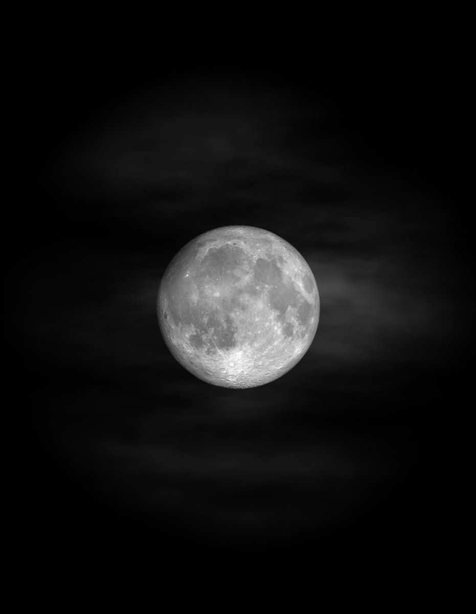 La magia de la poesía vive en ella. Inspira y crea.
#letras #LunaLlena