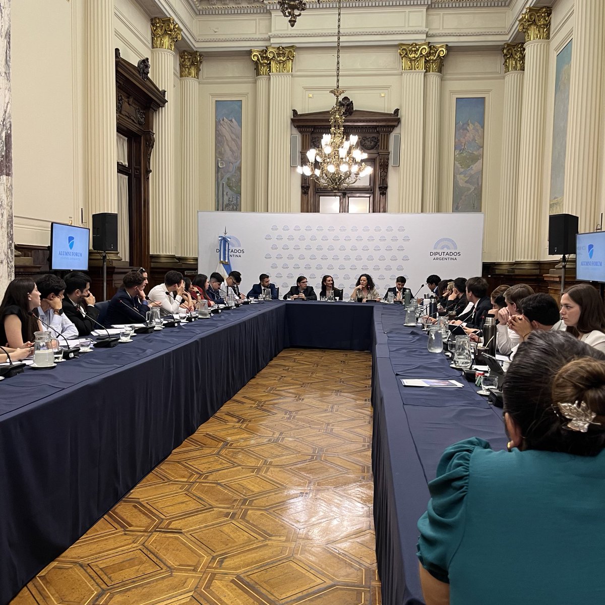 JovenesDir's tweet photo. Conferencia lV del #AlumniForum del @FrenteJovenAR, sobre “La educación actual ¿construye líderes?” https://t.co/IlLvAGmNWV