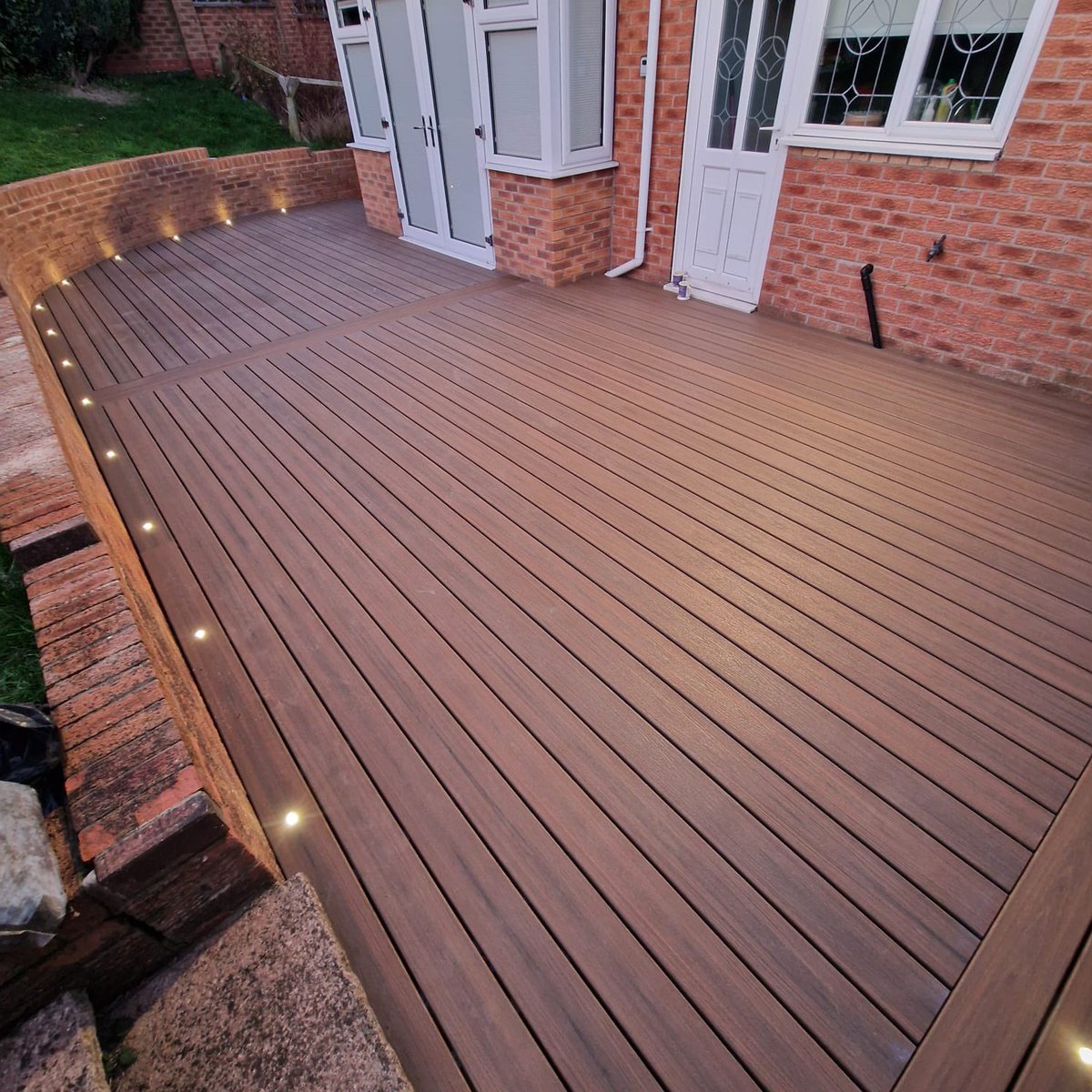 HeritageDecking's tweet image. 🌟Summer days are behind us now , the clocks have gone back and the weather is moving into cold, wet and shorter days . Do you have an old timber deck that is struggling to hold up to another winter ? Heritage Decking Transformed this deck in TREX Toasted Sand