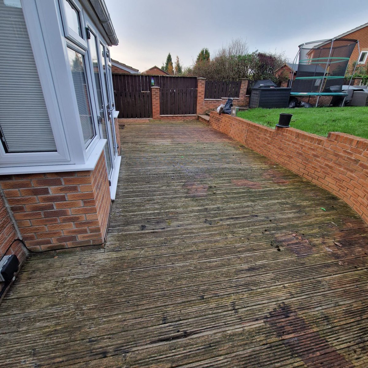 HeritageDecking's tweet image. 🌟Summer days are behind us now , the clocks have gone back and the weather is moving into cold, wet and shorter days . Do you have an old timber deck that is struggling to hold up to another winter ? Heritage Decking Transformed this deck in TREX Toasted Sand