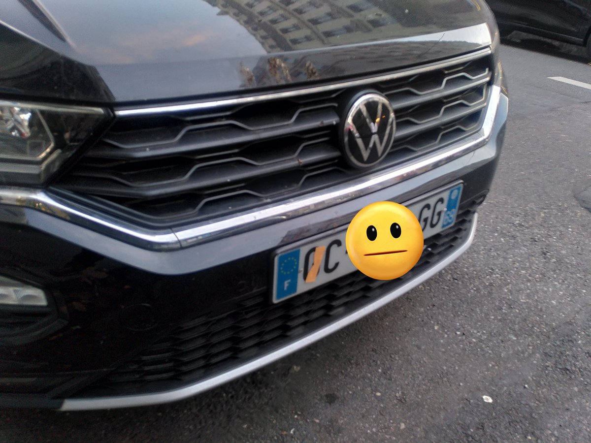 C'est un délinquant récidiviste. 

Le lendemain même place, mais des post-it plus petits. 

Masquer ses plaques pour ne pas payer le stationnement...