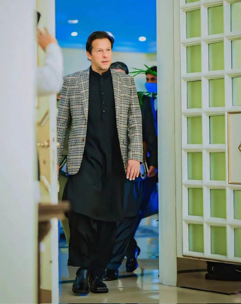 sufi1khan's tweet photo. عمران خان ضرور واپس آۓ گا اور وزیراعظم پاکستان کا حلف بھی اٹھائیں گئے۔۔ https://t.co/5i6qCkdnT1