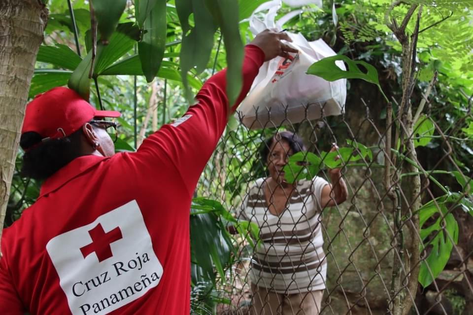 IFRC_es's tweet photo. Trabajamos sin descanso para poner la gente a salvo de las inundaciones en Honduras, Colombia, Costa Rica y Panamá. 

Los cuatro países siguen bajo alerta y cientos de cruzrrojistas seguirán apoyando rescates, evacuaciones y entregas de ayuda ⛑️❤️ https://t.co/srgE6uSy6h