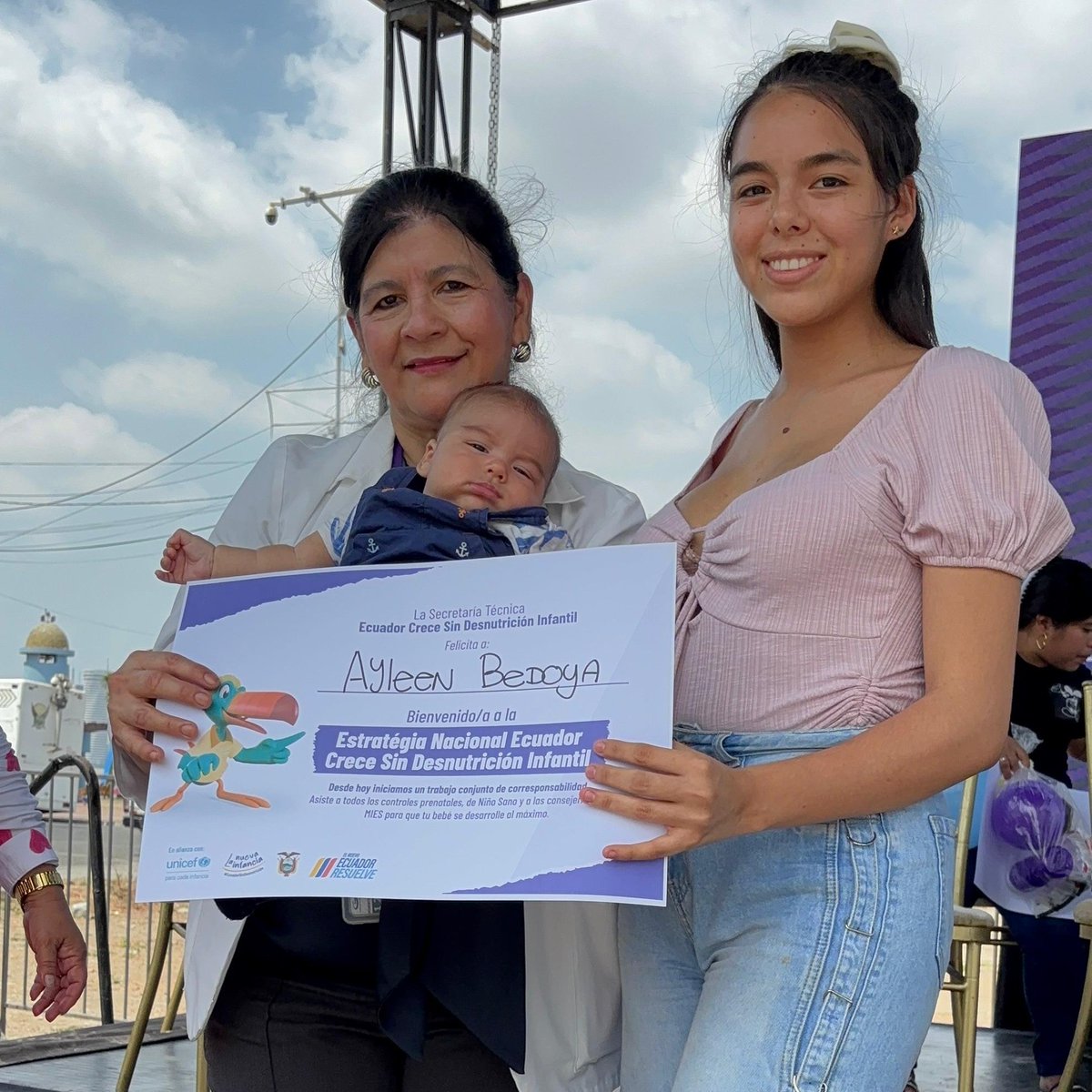 Salud_Guayas's tweet photo. Nuestra coordinadora Zonal (S), Marcia Sánchez, participó en las Brigadas y Caminata por #LaNuevaInfancia de @InfanciaEc en #Durán.

También entregó certificados a niños👧🧒que cumplieron el paquete priorizado de los 1⃣0⃣0⃣0⃣ días para prever la #DesnutriciónCrónicaInfantil https://t.co/Dgty27xKVL