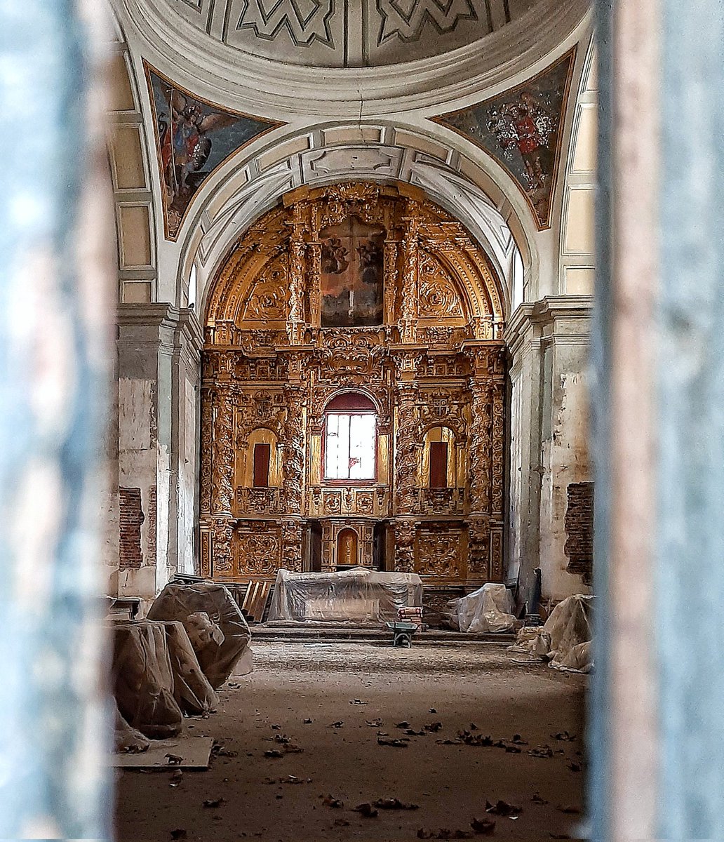 Me ha impactado bastante ver el estado de la iglesia del Convento de las Brígidas de Valladolid metiendo la cámara por una rendija de la puerta