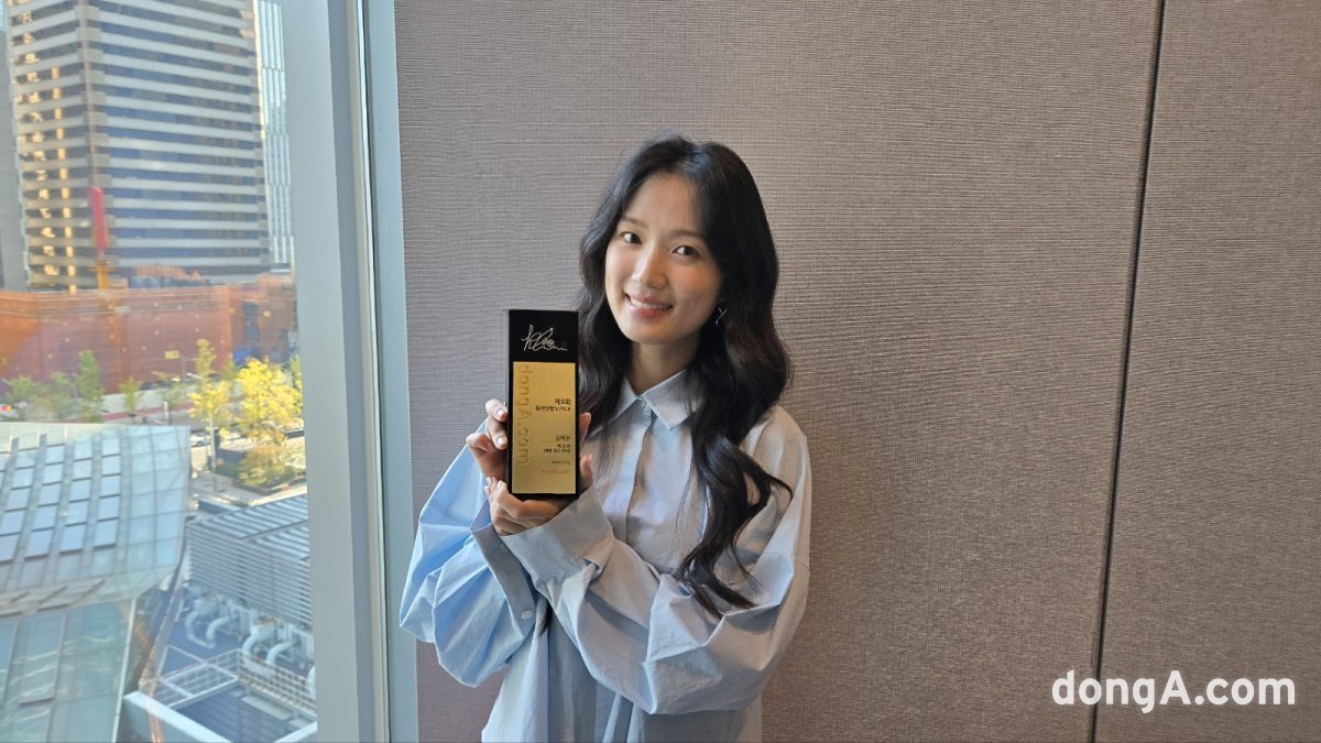 HamunKang1's tweet photo. Kim Hyeyoon “I will treasure this cute Hye.Up.Twi award.”

◆ Award name: Hye.up.twi (Carrying Hyeyoon and Run)

◆ Q&A about the award

Q. [9th https://t.co/RCU3fSSHjX's PICK] Acceptance speech.

Hello. I am actress Kim Hyeyoon. Thank you so much for selecting me for https://t.co/RCU3fSSHjX's Pick. I received so much love this year, and I am so happy that I could receive this award because of it.

Q. What did you think when you heard the name of the award (Hye.up.twi)?

In the drama, I was the one who carrying and run, so it feels new to be receiving this award that says I'm carried and run. I think it's even better because my name is on the award. I'll treasure it because it's such a cute award.

Q. What does 'Seonjae Up Twi' mean to Kim Hyeyoon?

All of my works are precious, but this year, the character Sol in 'Seonjae Up Twi' received a lot of love, and because of that, I've had more opportunities as an actor and have had more time to meet fans in Korea and abroad, so I think it'll be even more memorable.

Q. Your real ideal type is Ryu Seonjae? Kim Taesung? Baek Inhyeok?

I mentioned this in a previous interview after the show ended. I want to date Kim Taesung, but marry Ryu Seonjae, and be good friends with Baek Inhyeok. My specific ideal type is 34-year-old Seonjae, who had a deep affection for Solie.

Q. What's your main focus when you look at a work, and how do you feel when it fits?

Even if my character doesn't necessarily stand out, I think I choose a work that has an interesting storyline and a clear role for me to play. If I gain even one thing from that work, I think I tend to give it meaning.

Q. I heard that you are recognized not only domestically but also overseas. What was a memorable reaction from overseas fans?

When I go abroad for fan meetings or official schedules, there are a lot of people who speak to me in Korean. I am grateful that people are interested in Korea and want to learn Korean through me.

Q. In 2024, saying goodbye to 'Sunup Twi' Im Sol... (to. Im Sol)

Sol, you've had a hard time going back and forth between the past and the present this year. As there were many days when you cried, I hope that from now on, you will only have days when you smile. I was so happy that I could live your life for a little while, and I learned a lot and had fun. Thank you, Im Sol.

https://t.co/41g2vH4akz

#KimHyeYoon #Hyeyoon

Translated by google translator