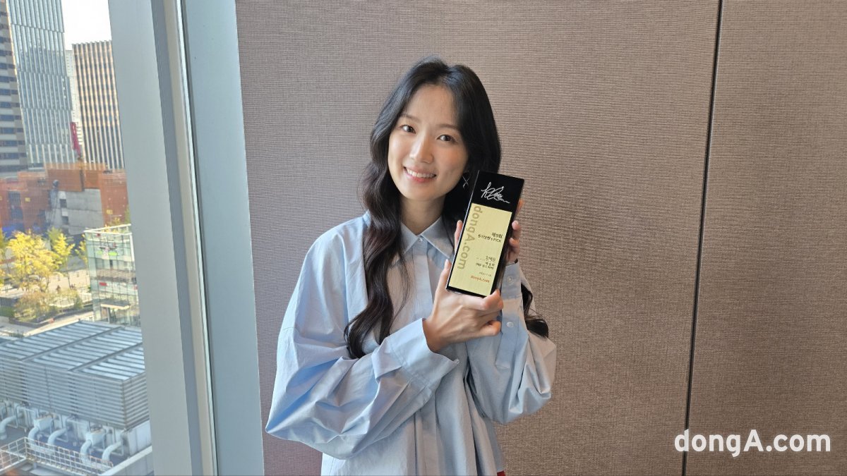 HamunKang1's tweet photo. Kim Hyeyoon “I will treasure this cute Hye.Up.Twi award.”

◆ Award name: Hye.up.twi (Carrying Hyeyoon and Run)

◆ Q&A about the award

Q. [9th https://t.co/RCU3fSSHjX's PICK] Acceptance speech.

Hello. I am actress Kim Hyeyoon. Thank you so much for selecting me for https://t.co/RCU3fSSHjX's Pick. I received so much love this year, and I am so happy that I could receive this award because of it.

Q. What did you think when you heard the name of the award (Hye.up.twi)?

In the drama, I was the one who carrying and run, so it feels new to be receiving this award that says I'm carried and run. I think it's even better because my name is on the award. I'll treasure it because it's such a cute award.

Q. What does 'Seonjae Up Twi' mean to Kim Hyeyoon?

All of my works are precious, but this year, the character Sol in 'Seonjae Up Twi' received a lot of love, and because of that, I've had more opportunities as an actor and have had more time to meet fans in Korea and abroad, so I think it'll be even more memorable.

Q. Your real ideal type is Ryu Seonjae? Kim Taesung? Baek Inhyeok?

I mentioned this in a previous interview after the show ended. I want to date Kim Taesung, but marry Ryu Seonjae, and be good friends with Baek Inhyeok. My specific ideal type is 34-year-old Seonjae, who had a deep affection for Solie.

Q. What's your main focus when you look at a work, and how do you feel when it fits?

Even if my character doesn't necessarily stand out, I think I choose a work that has an interesting storyline and a clear role for me to play. If I gain even one thing from that work, I think I tend to give it meaning.

Q. I heard that you are recognized not only domestically but also overseas. What was a memorable reaction from overseas fans?

When I go abroad for fan meetings or official schedules, there are a lot of people who speak to me in Korean. I am grateful that people are interested in Korea and want to learn Korean through me.

Q. In 2024, saying goodbye to 'Sunup Twi' Im Sol... (to. Im Sol)

Sol, you've had a hard time going back and forth between the past and the present this year. As there were many days when you cried, I hope that from now on, you will only have days when you smile. I was so happy that I could live your life for a little while, and I learned a lot and had fun. Thank you, Im Sol.

https://t.co/41g2vH4akz

#KimHyeYoon #Hyeyoon

Translated by google translator
