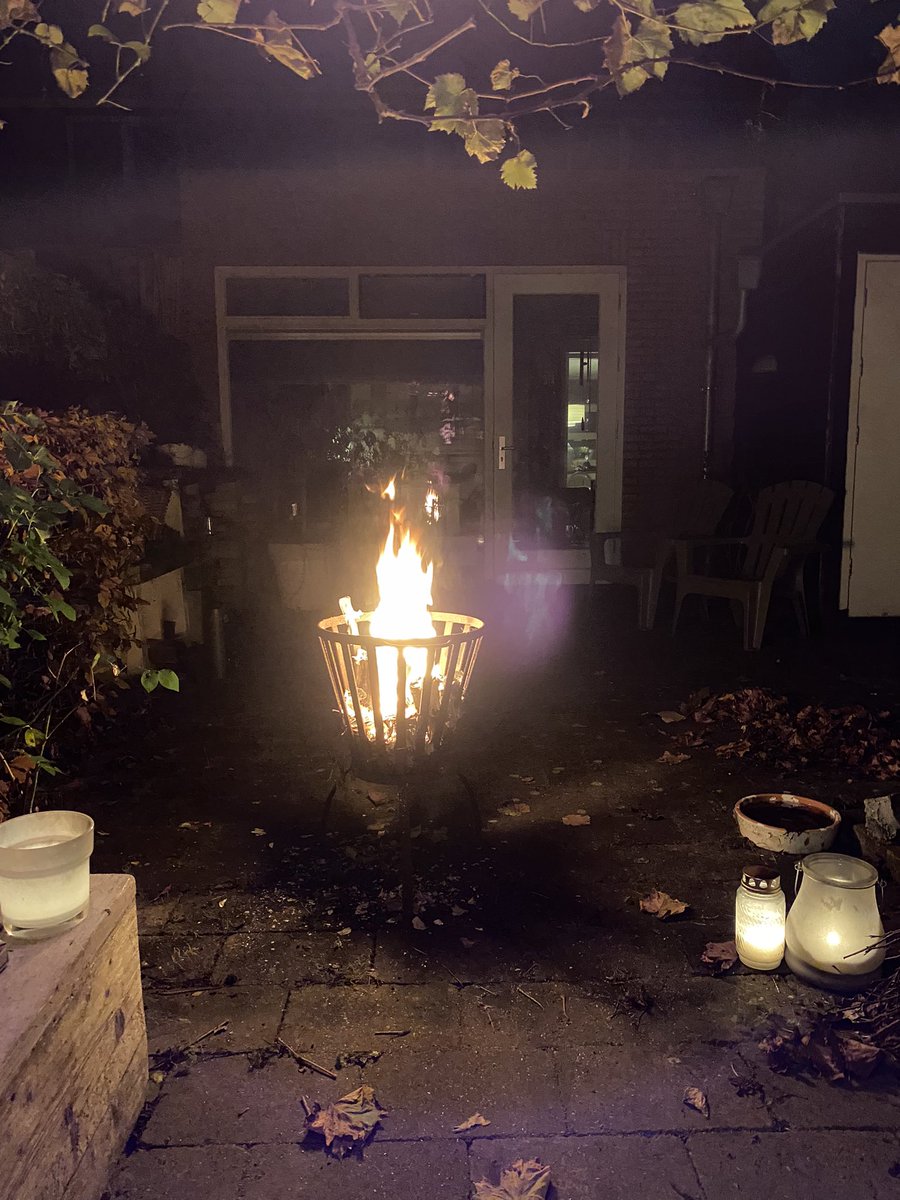 estherroddav's tweet photo. Vanavond weer rituele verbrandingen gedaan. 🔥
#vollemaan #intenties https://t.co/dd1TJkPXL4