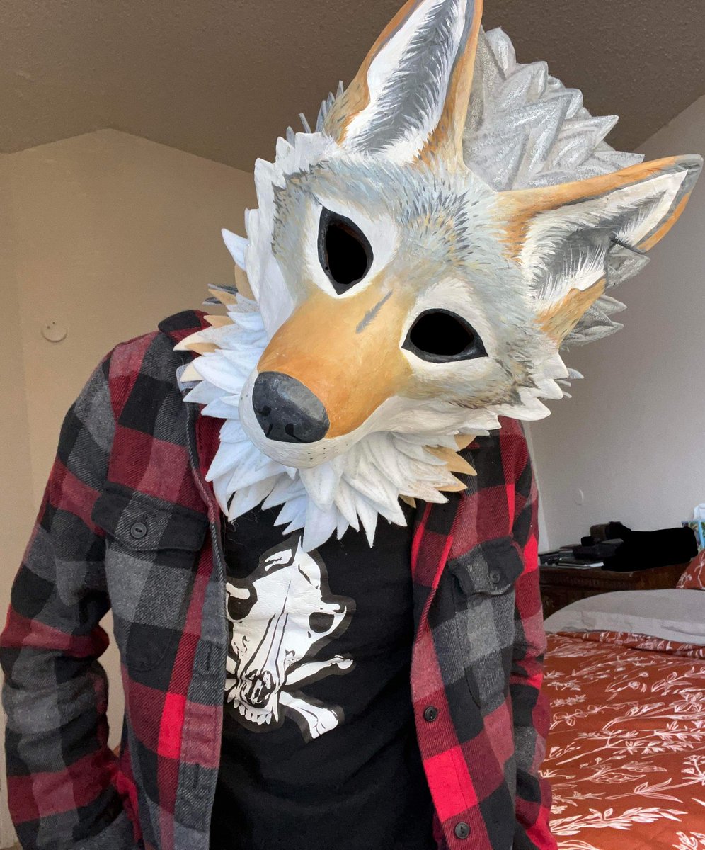 Hey, I actually have something to share today!  
Felt neckpiece as an addition to my mask.  Felt on a balaclava with acrylic paint.