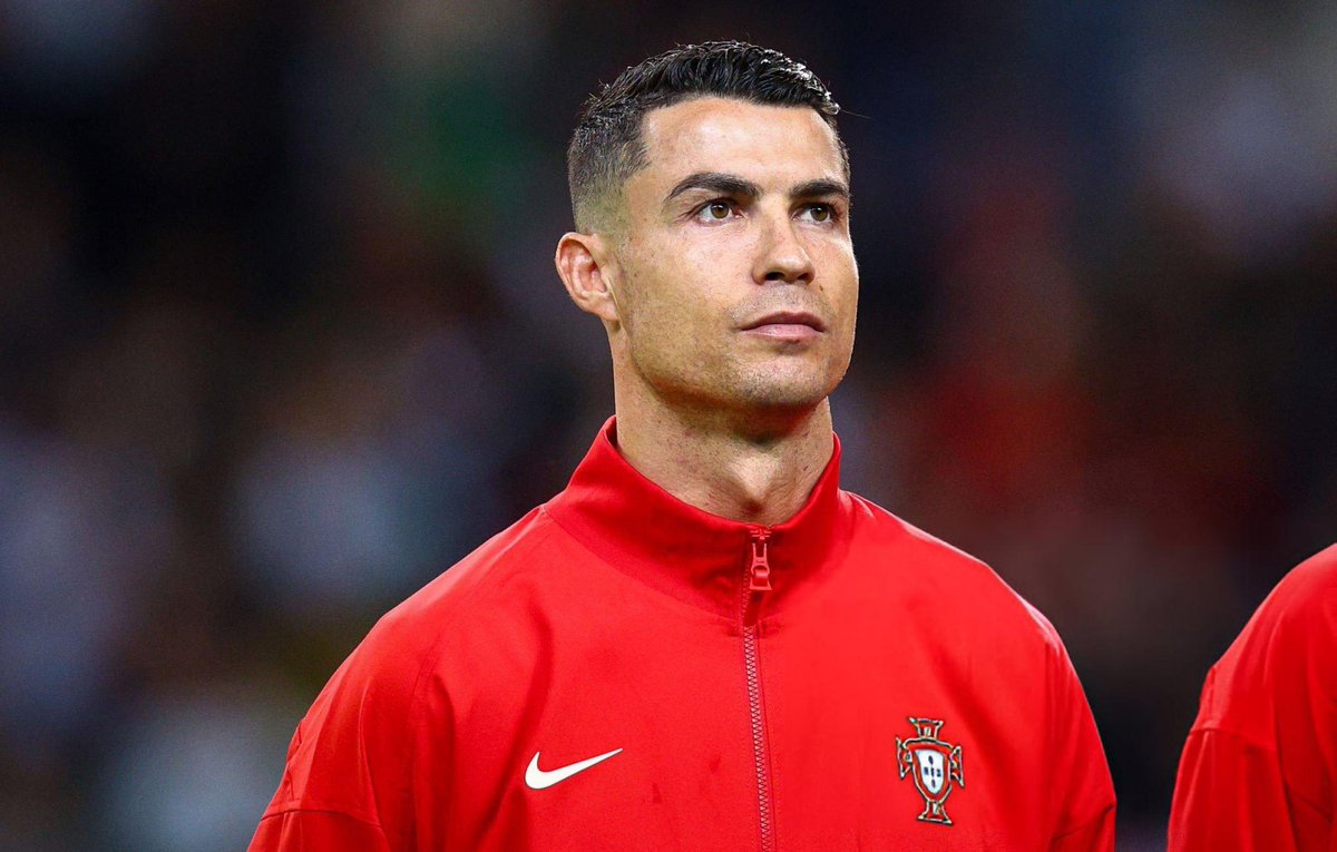 Cristiano Ronaldo dos Santos Aveiro.

O maior e mais completo que esse esporte já viu.