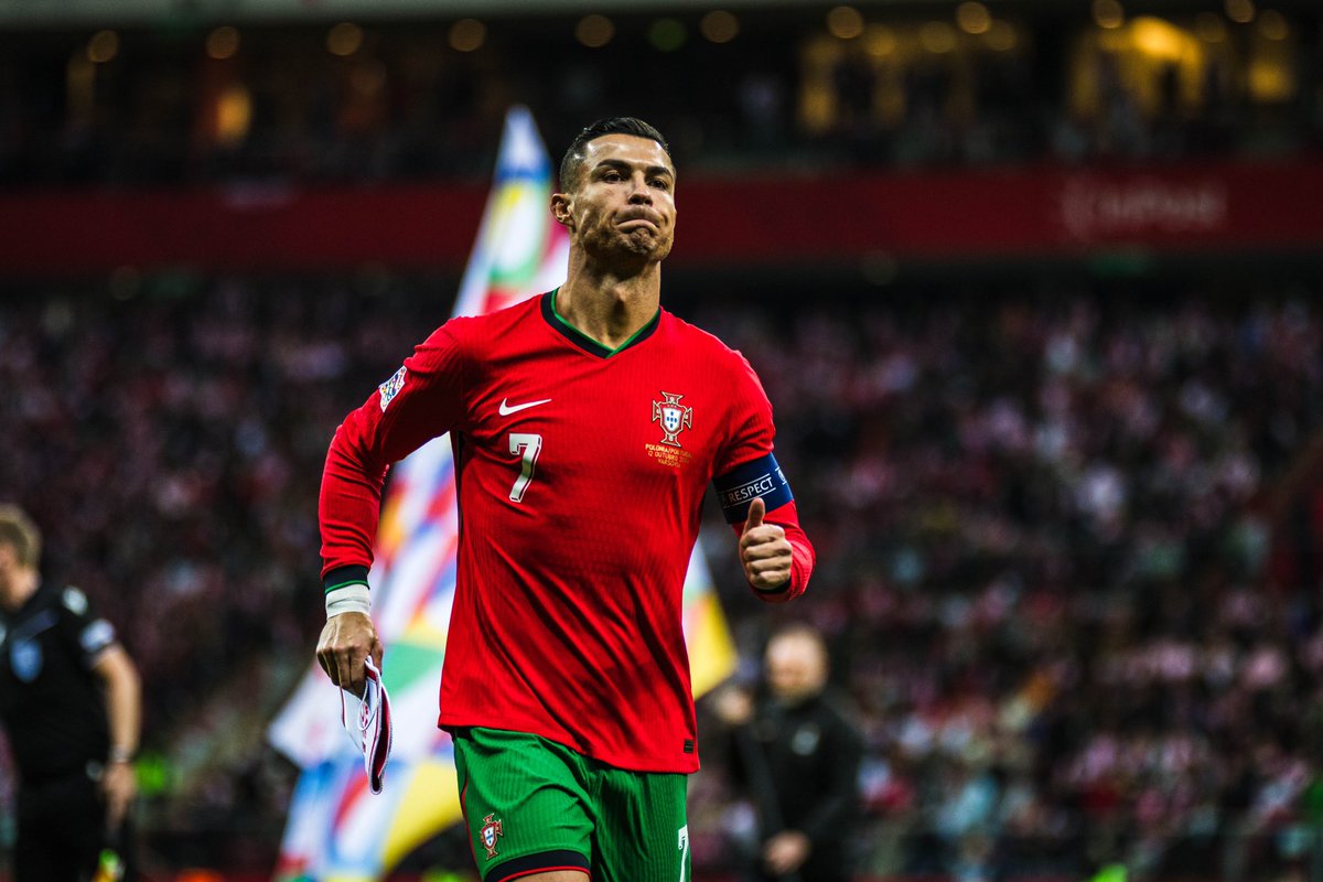 🚨 RECORD ! À 39 ans et 9 mois, Cristiano Ronaldo 🇵🇹 devient le 𝗝𝗢𝗨𝗘𝗨𝗥 𝗟𝗘 𝗣𝗟𝗨𝗦 𝗔̂𝗚𝗘́ 𝗔̀ 𝗜𝗡𝗦𝗖𝗥𝗜𝗥𝗘 𝗨𝗡 𝗗𝗢𝗨𝗕𝗟𝗘́ 𝗘𝗡 𝗦𝗘́𝗟𝗘𝗖𝗧𝗜𝗢𝗡 ! ⚽️⚽️🐐

(Via <a href="/Statsdufoot/">Stats Foot</a>)