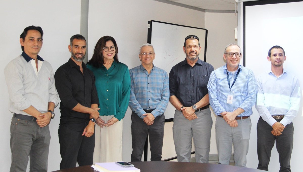 Produccion_Ecu's tweet photo. 📍Guayaquil | ¡Empoderando a nuestras comunidades pesqueras!

La viceministra🦐🐠 Ivanova Cereceda se reunió con miembros de @WWFEcuador, @USAIDEcuador y @DarwinFound para discutir estrategias que promuevan el desarrollo sostenible y mejoren la calidad de vida de los pescadores. https://t.co/ld04p8VJiK
