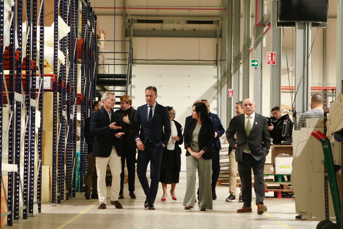 MarcosOrtuno's tweet photo. 🧵’Tapicerías Navarro’ celebra su 60 aniversario, empresa puntera de #Yecla dentro del sector del mueble tapizado, sector de gran calado para la #RegiónDeMurcia.

Ha sido todo un honor acompañaros en una cita tan importante.

👏🏻Enhorabuena a todos los formáis parte de esta gran empresa.